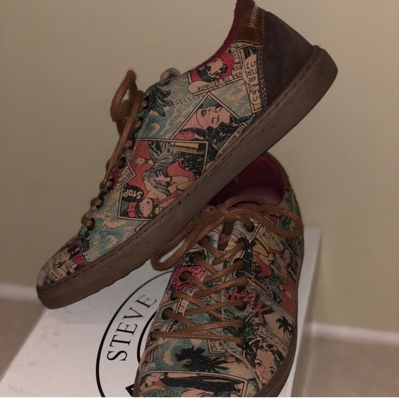 Steve Madden Pearrce Comic Print Sneakers - Picture 3 of 5